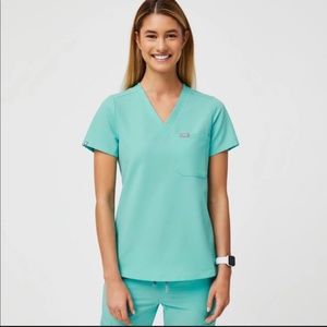 FIGS Limited Edition Fresh Aqua scrub top (XXS)